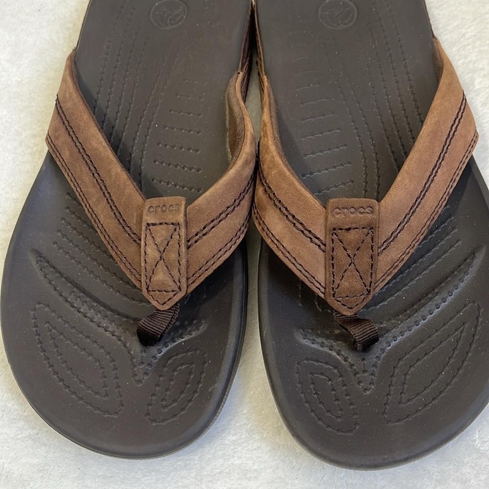 Crocs Men’s Brown Leather Yukon Flip Flops Size 8 - Picture 3 of 6